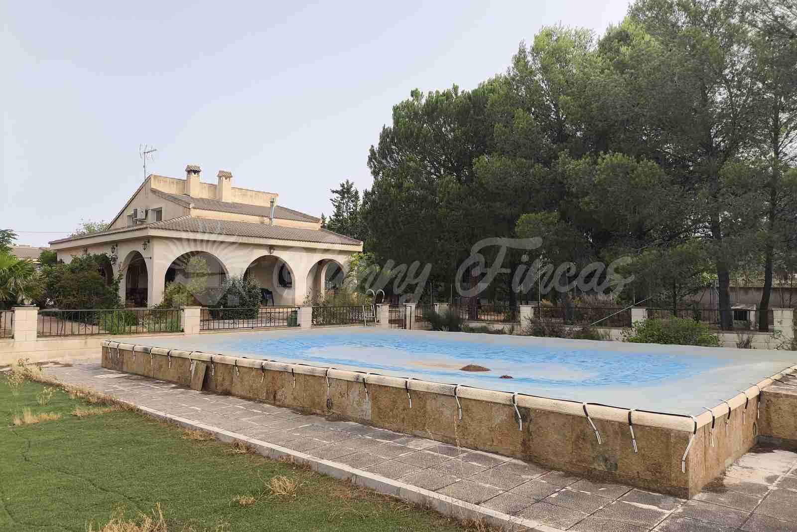 5 slaapkamer Villa te koop in Yecla met zwembad garage - € 287.000 (Ref: 9976114)