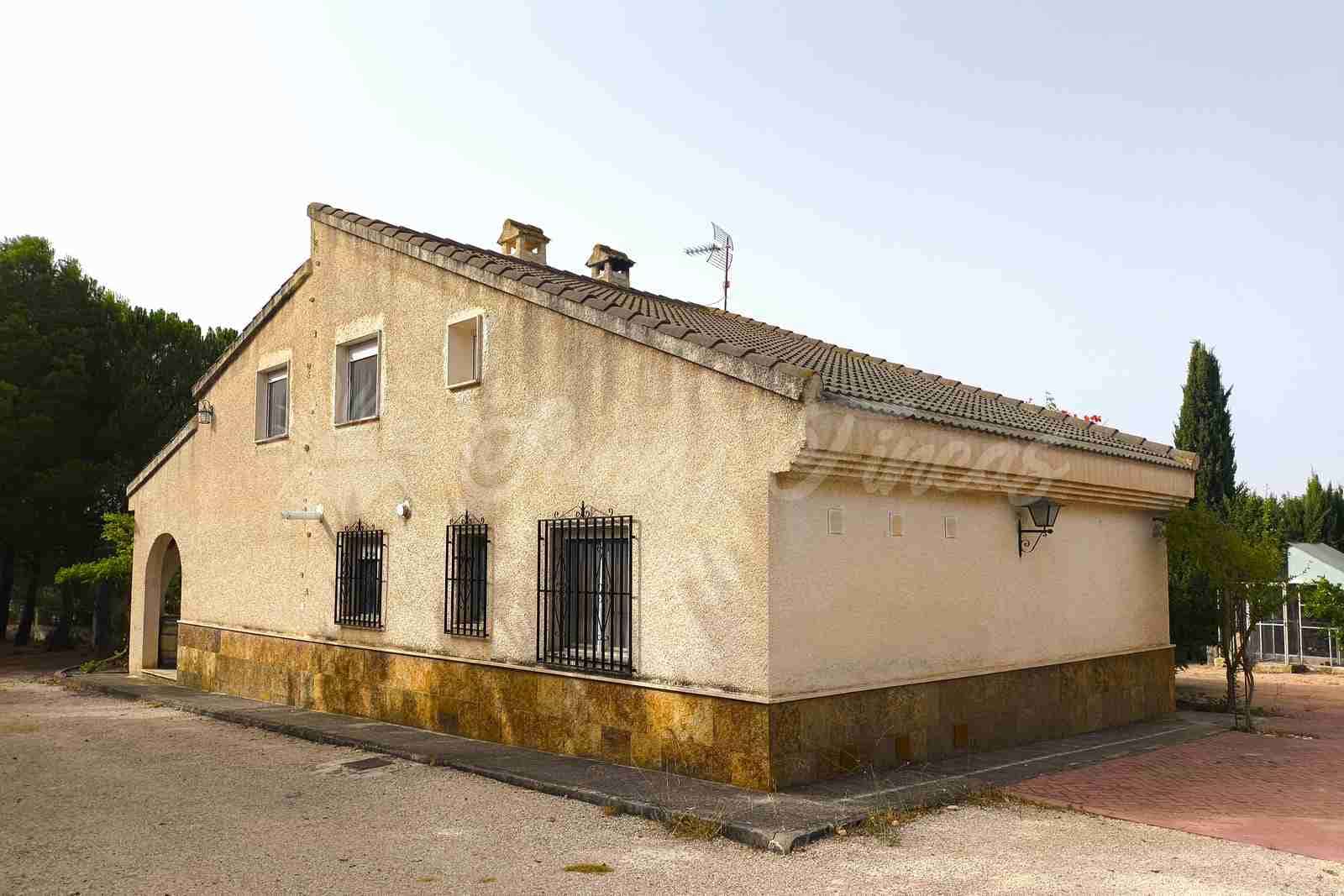 5 slaapkamer Villa te koop in Yecla met zwembad garage - € 287.000 (Ref: 9976114)