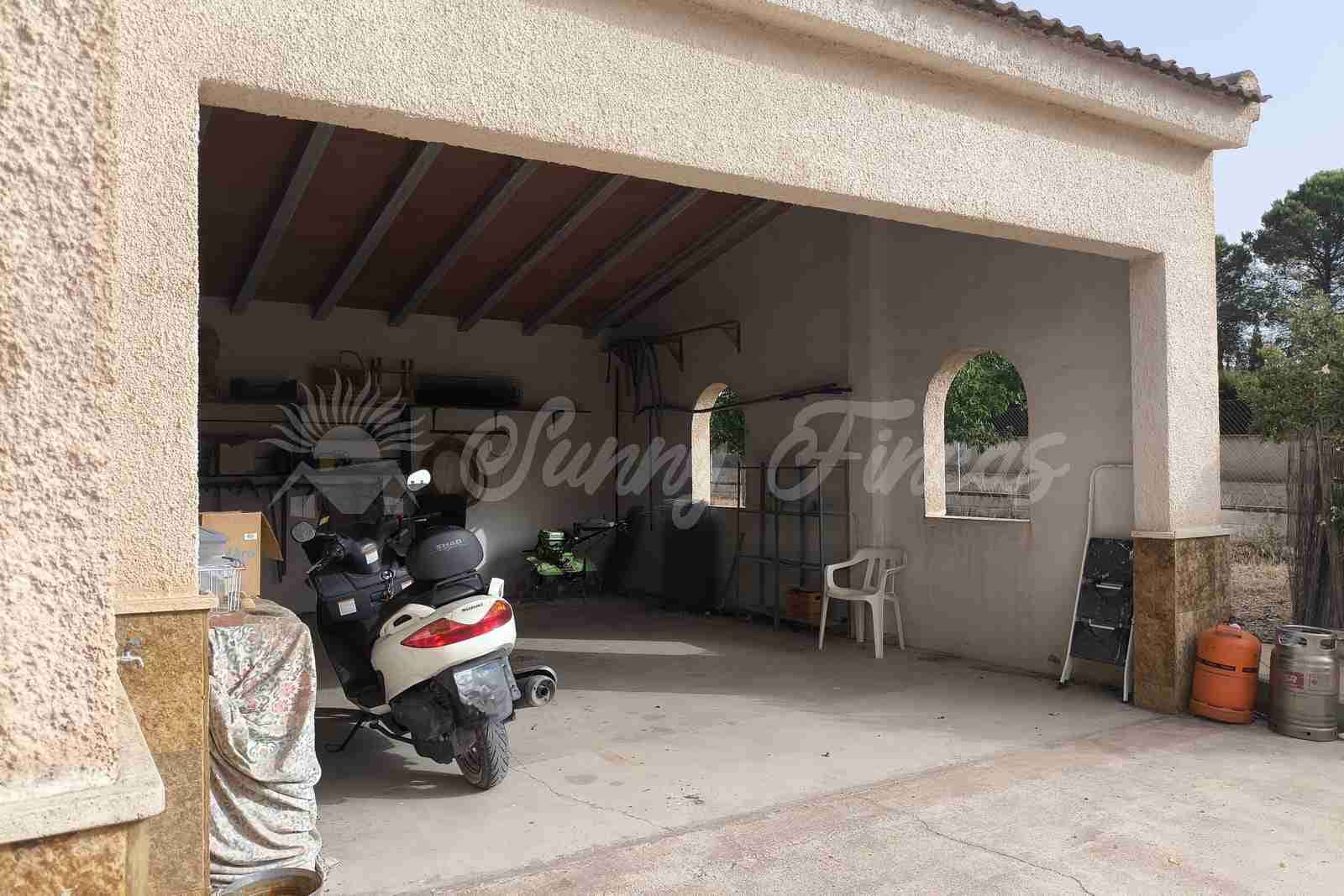 5 slaapkamer Villa te koop in Yecla met zwembad garage - € 287.000 (Ref: 9976114)