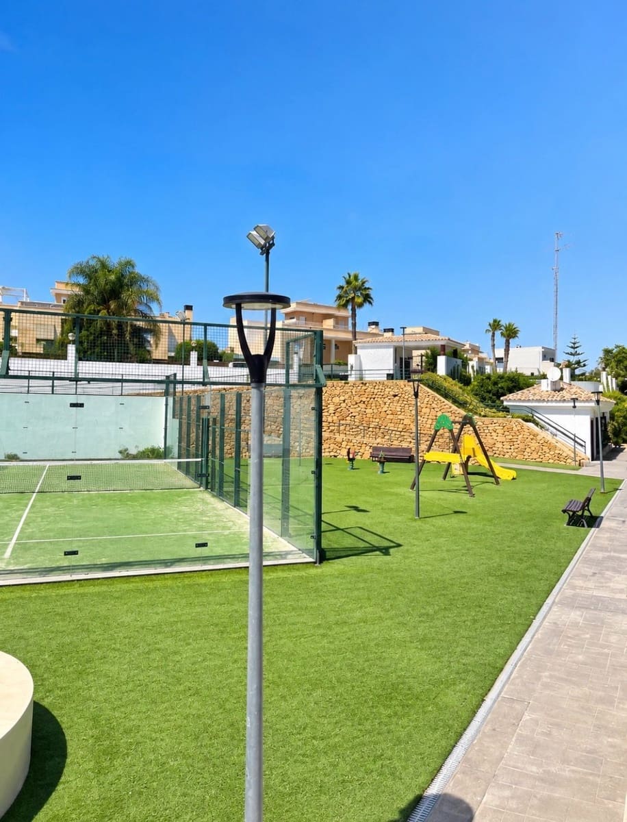 3 soverom Hus til salgs i Alicante by med svømmebasseng garasje - € 450 000 (Ref: 10070380)