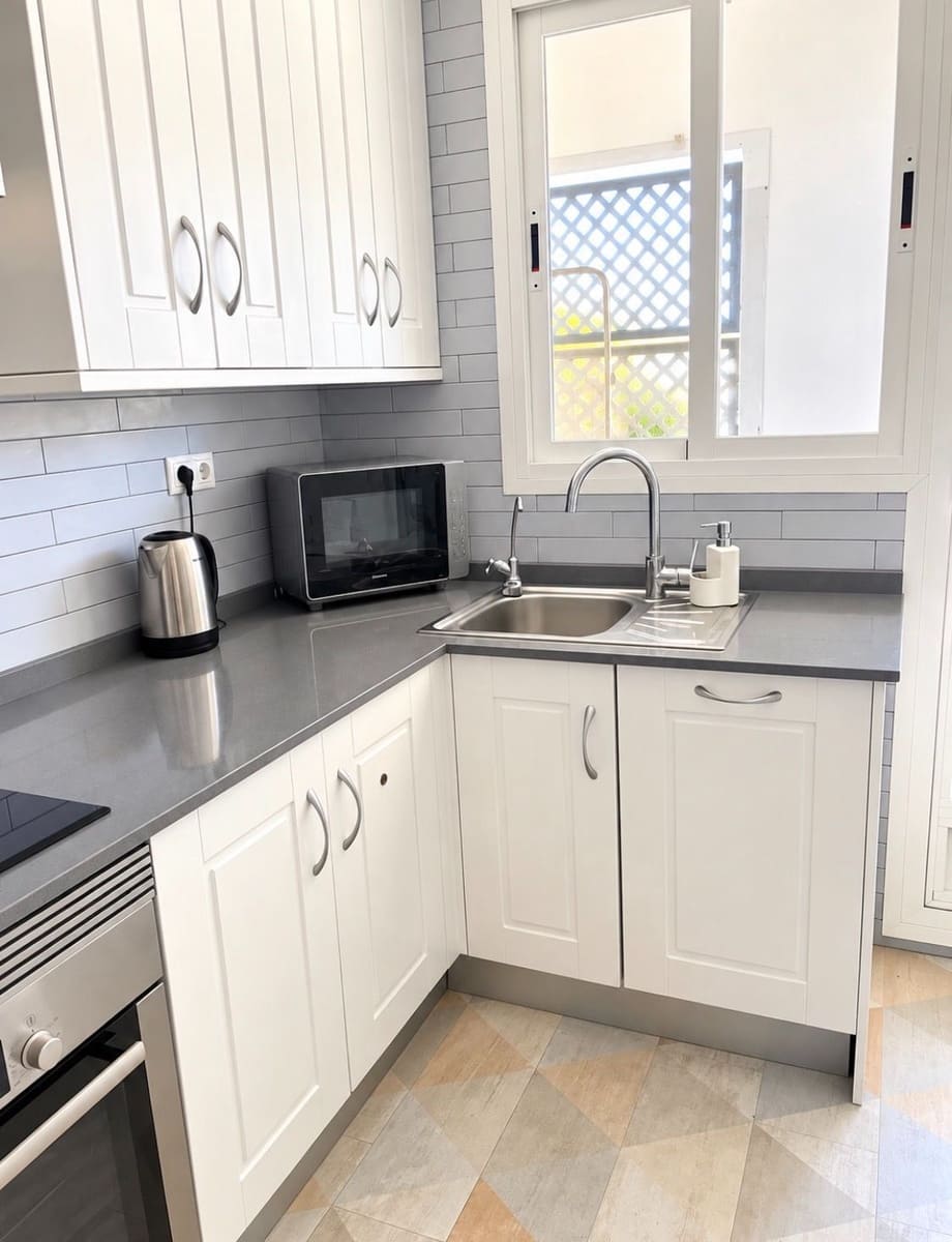3 soverom Hus til salgs i Alicante by med svømmebasseng garasje - € 450 000 (Ref: 10070380)