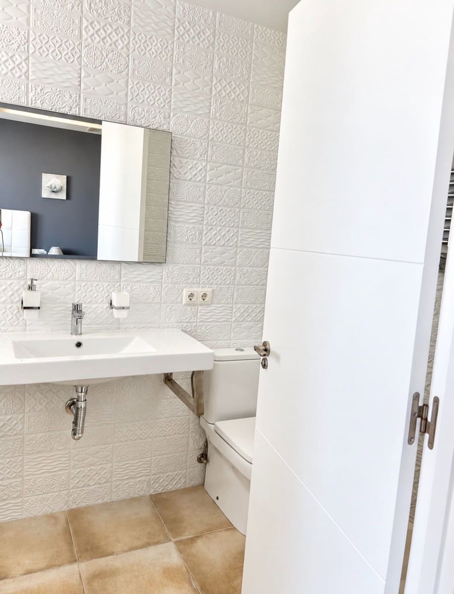 3 soverom Hus til salgs i Alicante by med svømmebasseng garasje - € 450 000 (Ref: 10070380)