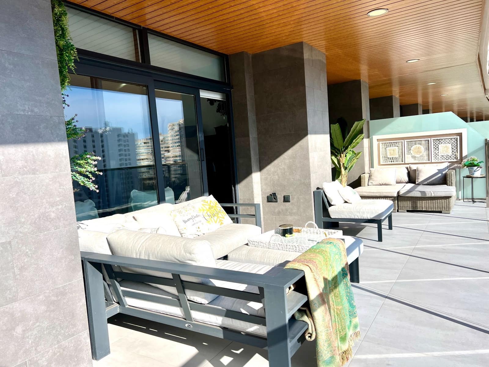 3 bedroom Apartment for rent in Benidorm with pool garage - € 3,900 (Ref: 8777409)