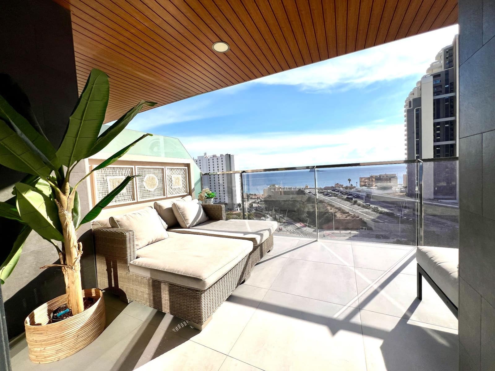 3 bedroom Apartment for rent in Benidorm with pool garage - € 3,900 (Ref: 8777409)