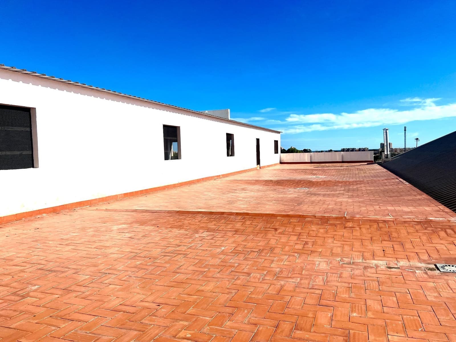 Komercyjne do wynajęcia w Miasto Alicante / Alacant z garażem - 4 600 € (Ref: 8817135)