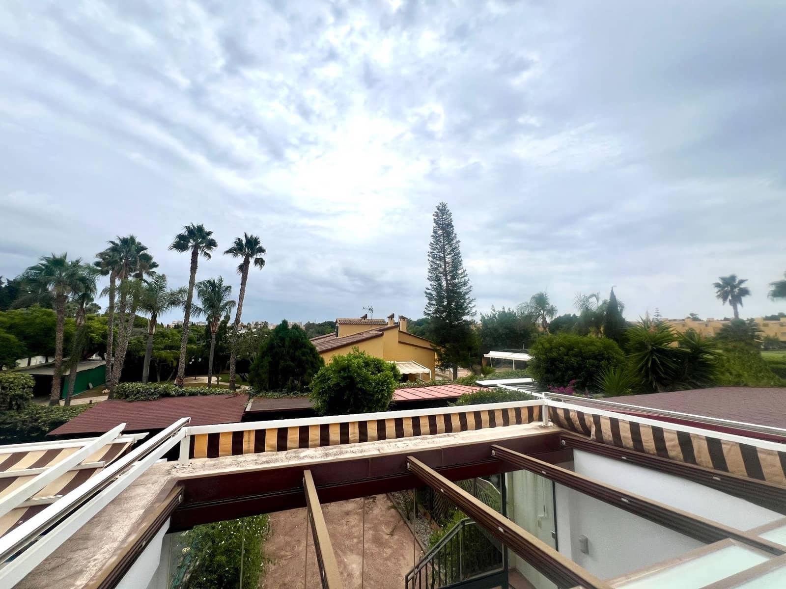 4 soverom Bungalow til salgs i Alicante by med svømmebasseng garasje - € 615 000 (Ref: 9296680)