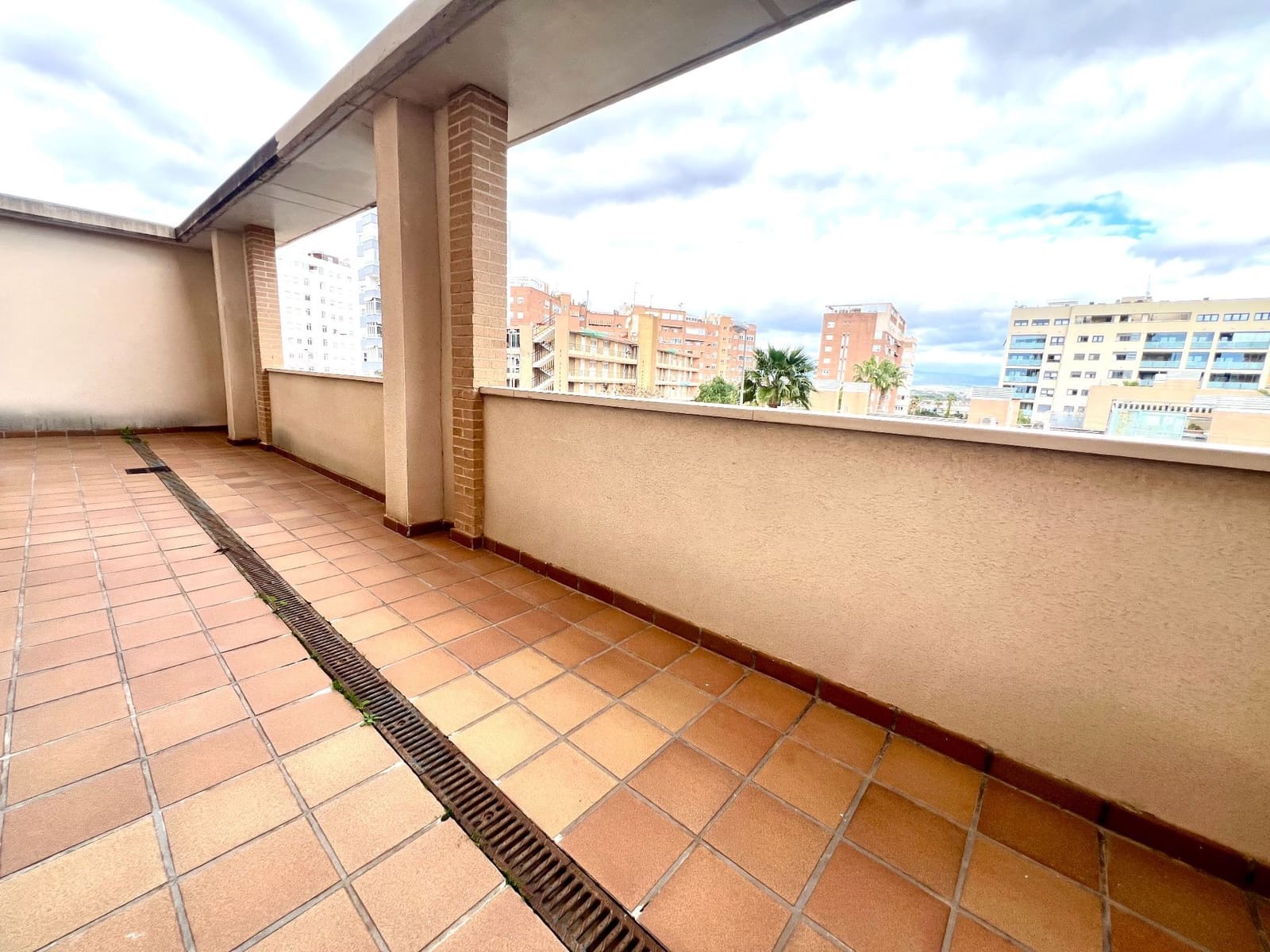 2 bedroom Flat for sale in Alicante / Alacant city with pool garage - € 372,000 (Ref: 9537239)