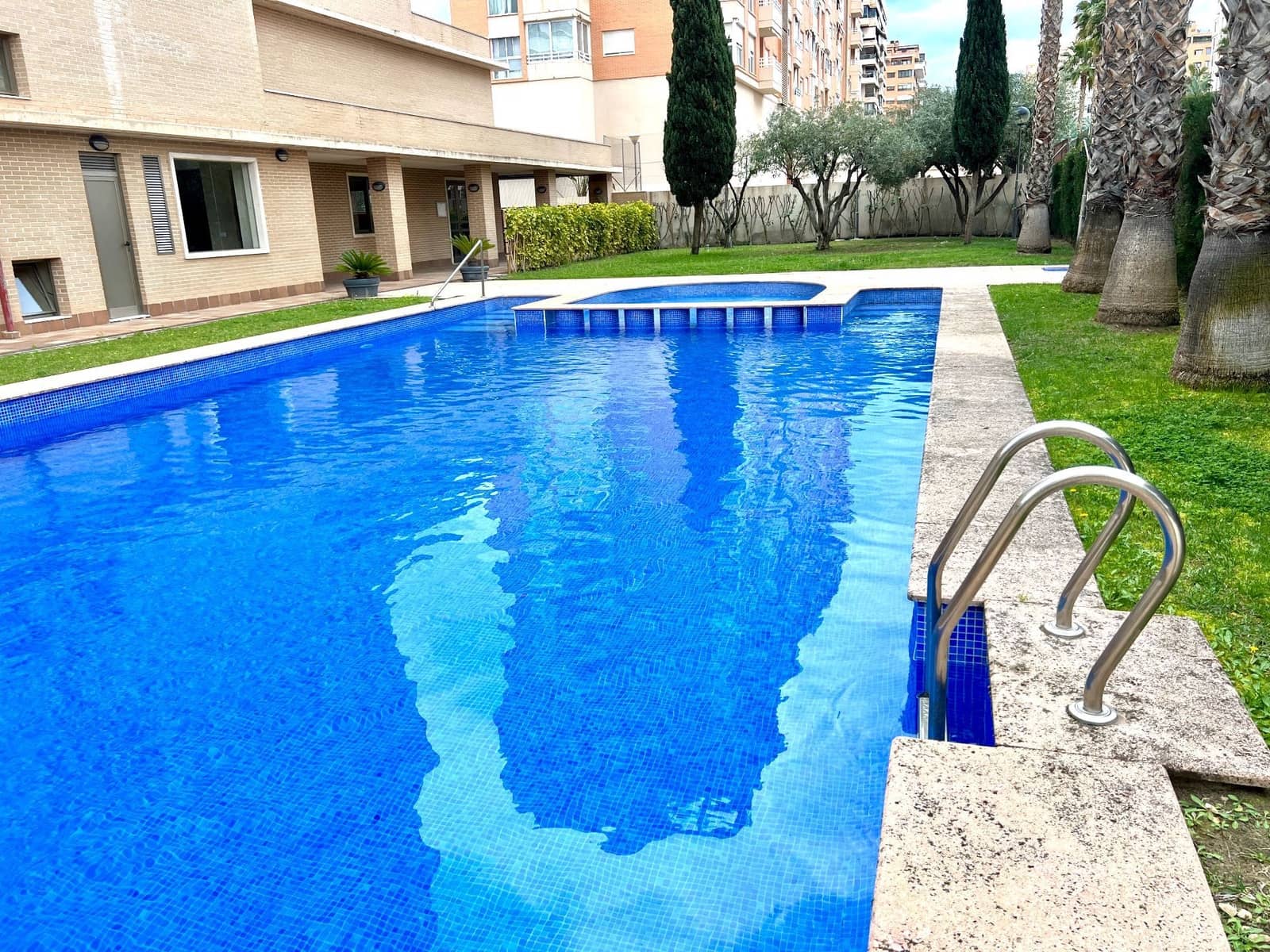 2 bedroom Flat for sale in Alicante / Alacant city with pool garage - € 372,000 (Ref: 9537239)