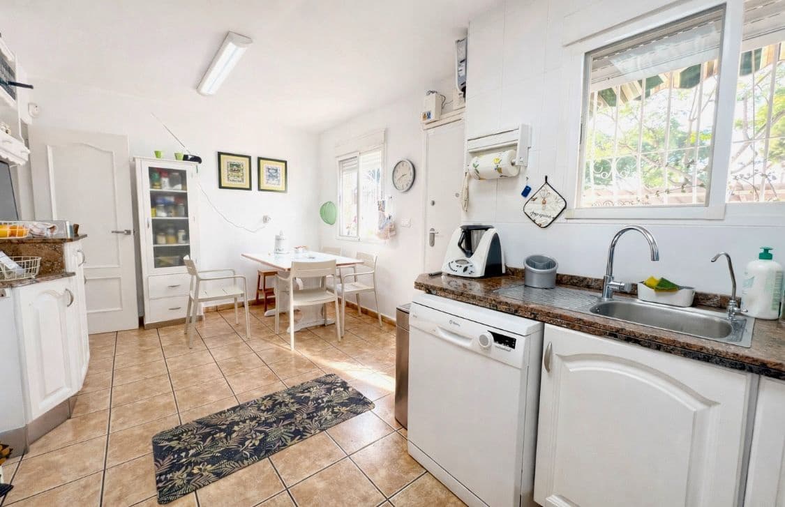 6 makuuhuone Paritalo myytävänä paikassa San Vicente / Sant Vicent del Raspeig mukana uima-altaan 
autotalli - 565 000 € (Ref: 9557753)