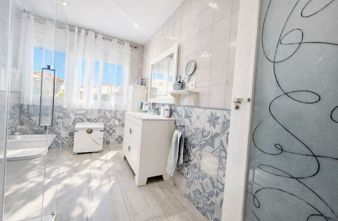 6 makuuhuone Paritalo myytävänä paikassa San Vicente / Sant Vicent del Raspeig mukana uima-altaan 
autotalli - 565 000 € (Ref: 9557753)