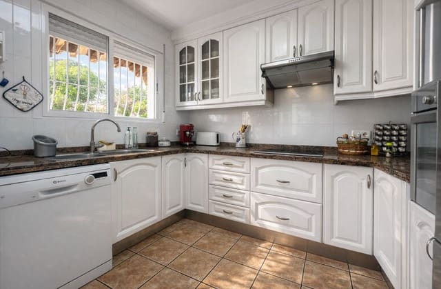 6 soverom Kjedet enebolig til salgs i San Vicente / Sant Vicent del Raspeig med svømmebasseng garasje - € 565 000 (Ref: 9557753)