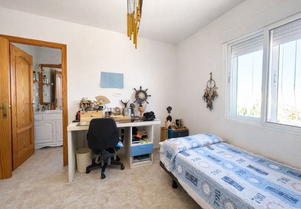 6 makuuhuone Paritalo myytävänä paikassa San Vicente / Sant Vicent del Raspeig mukana uima-altaan 
autotalli - 565 000 € (Ref: 9557753)
