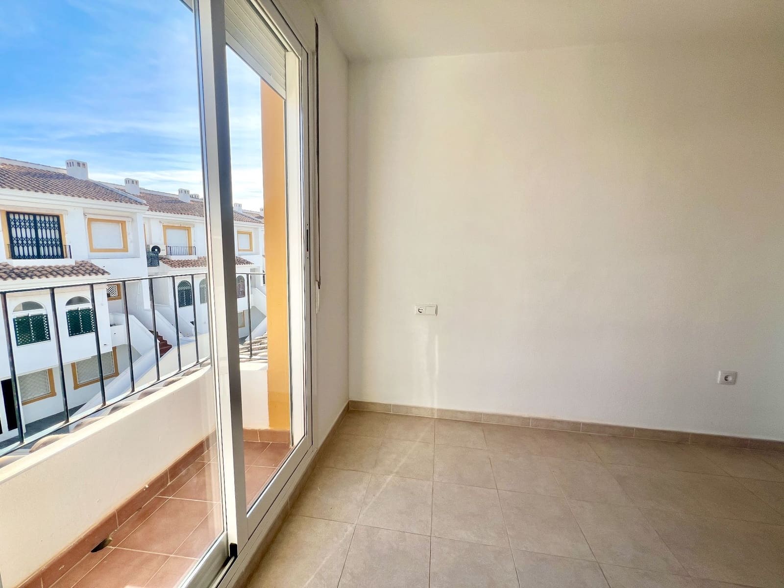 3 slaapkamer Huis te huur in Alicante stad met zwembad garage - € 1.450 (Ref: 9615146)
