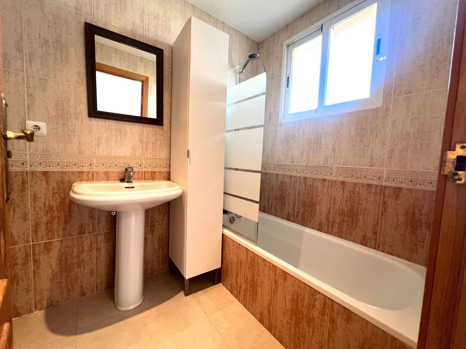 3 slaapkamer Huis te huur in Alicante stad met zwembad garage - € 1.450 (Ref: 9615146)