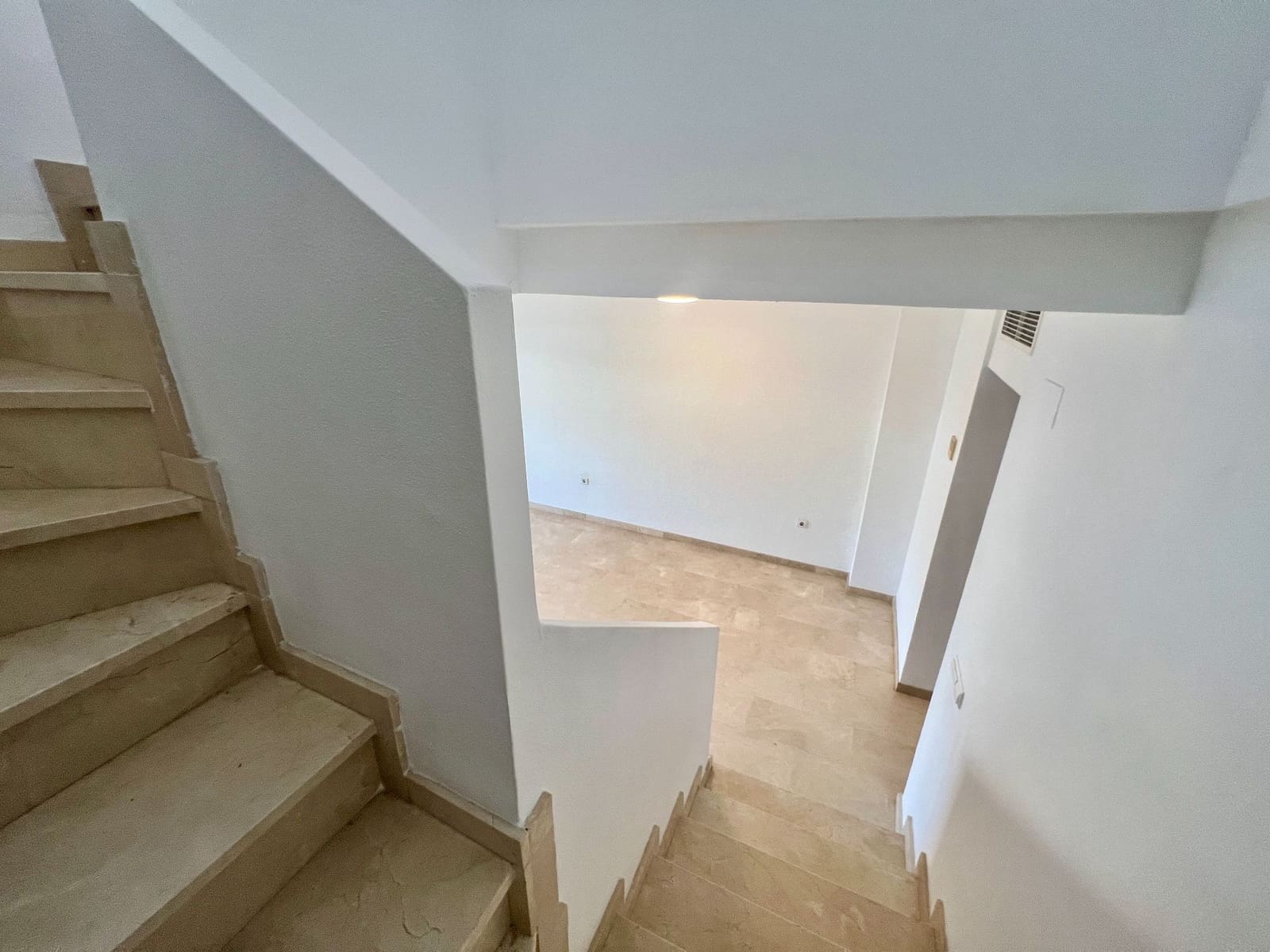 3 slaapkamer Huis te huur in Alicante stad met zwembad garage - € 1.450 (Ref: 9615146)