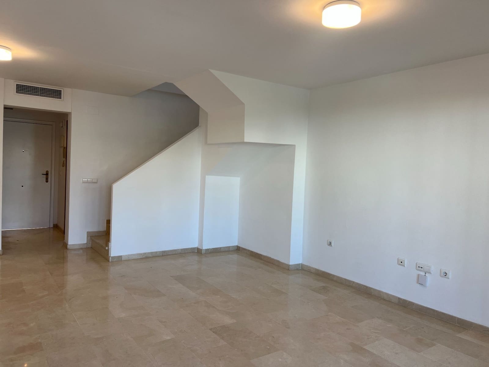 3 slaapkamer Huis te huur in Alicante stad met zwembad garage - € 1.450 (Ref: 9615146)