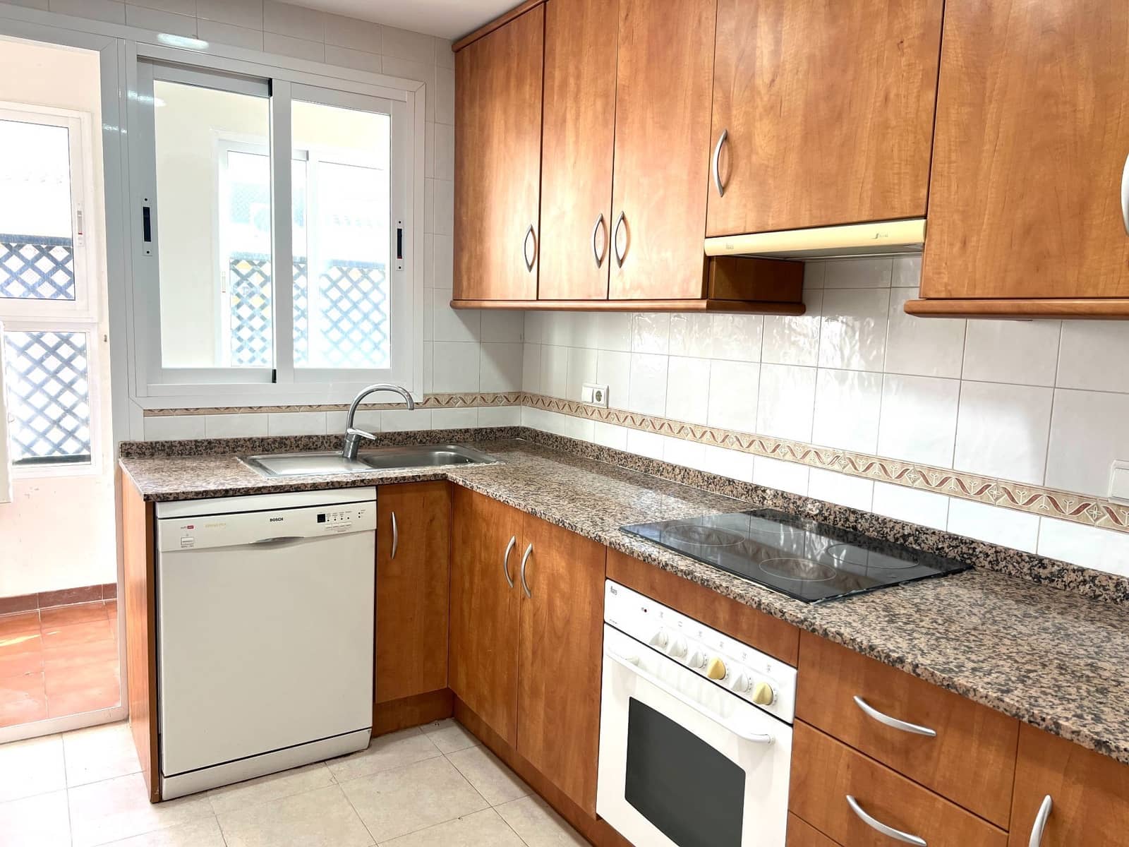 3 slaapkamer Huis te huur in Alicante stad met zwembad garage - € 1.450 (Ref: 9615146)