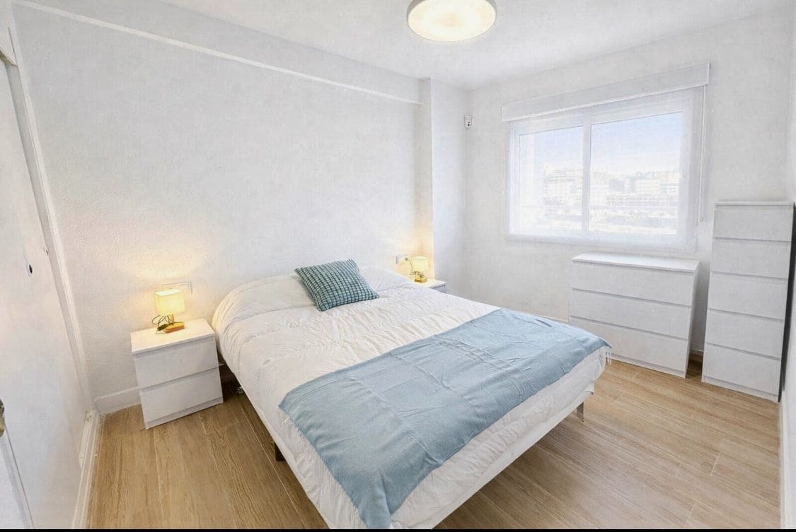 Appartement de 1 chambre à louer à Alicante ville avec garage - 1 300 € (Ref: 9643805)