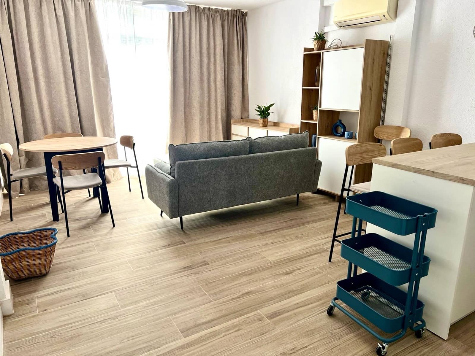 Appartement de 1 chambre à louer à Alicante ville avec garage - 1 300 € (Ref: 9643805)