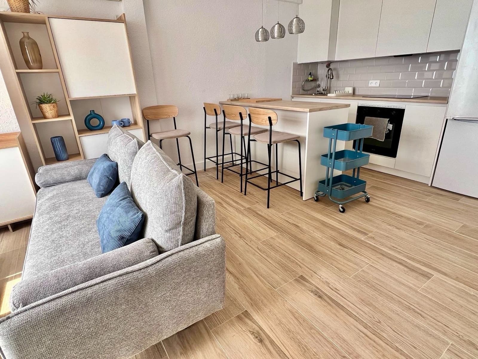 Appartement de 1 chambre à louer à Alicante ville avec garage - 1 300 € (Ref: 9643805)