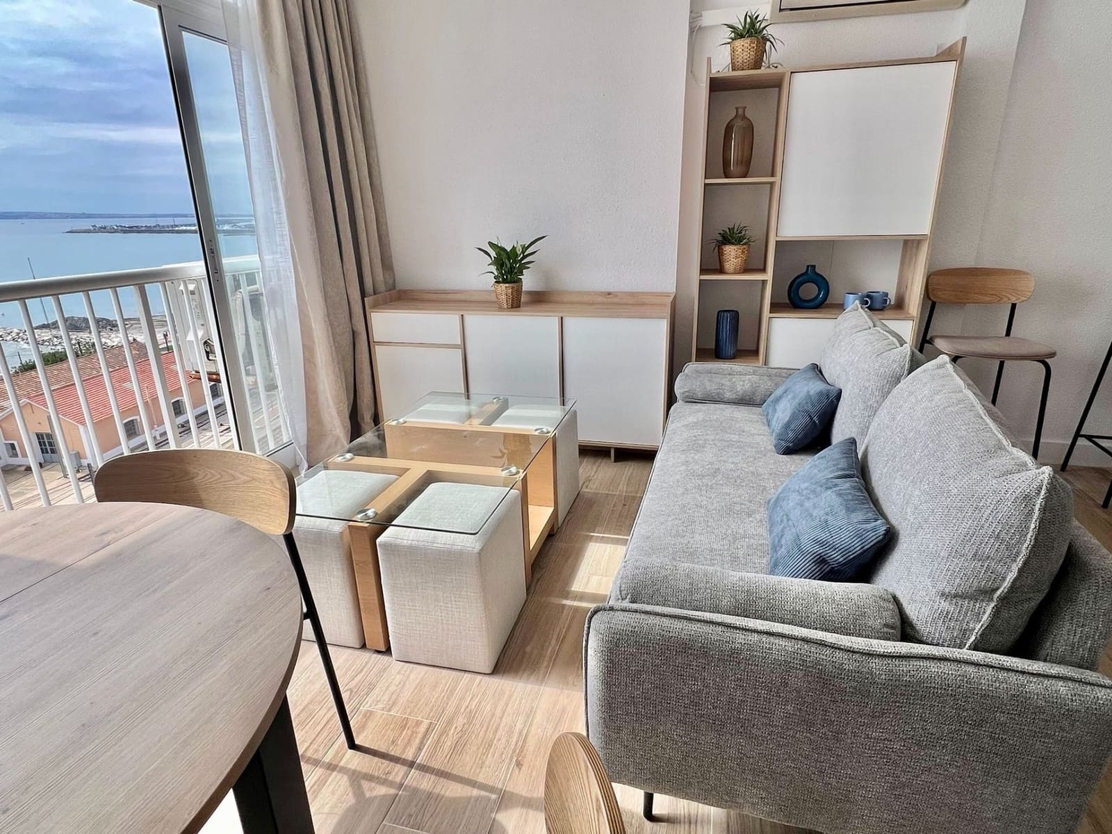 Appartement de 1 chambre à louer à Alicante ville avec garage - 1 300 € (Ref: 9643805)