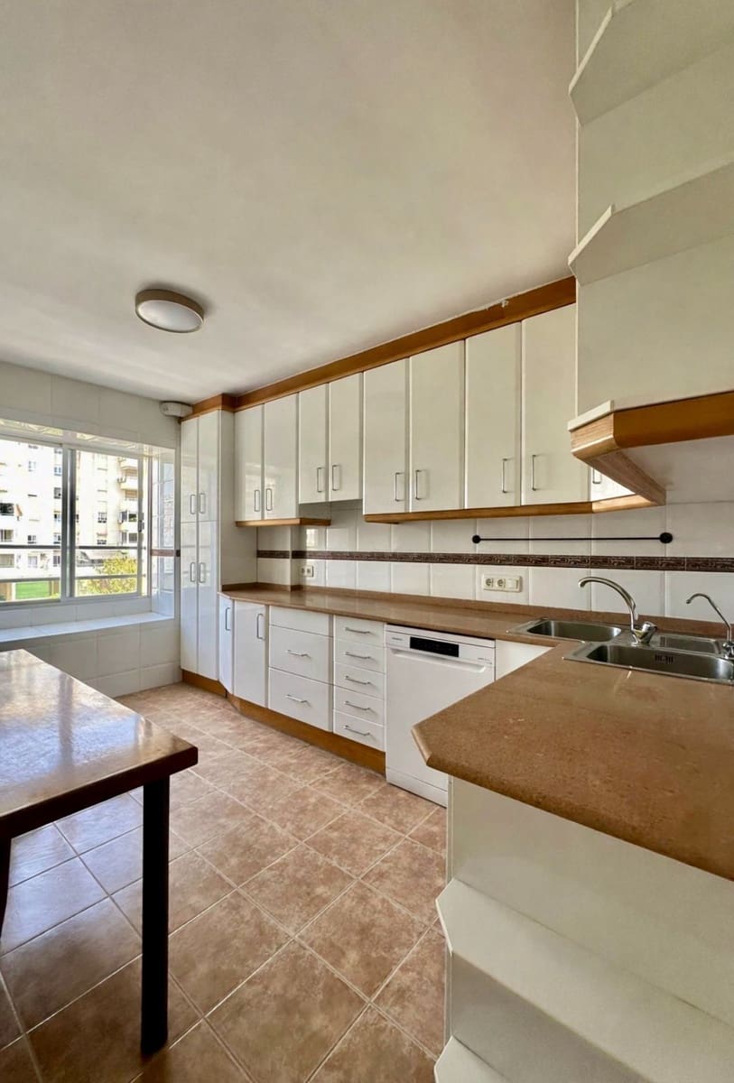 Appartement de 3 chambres à louer à Alicante ville avec piscine garage - 1 500 € (Ref: 9763518)