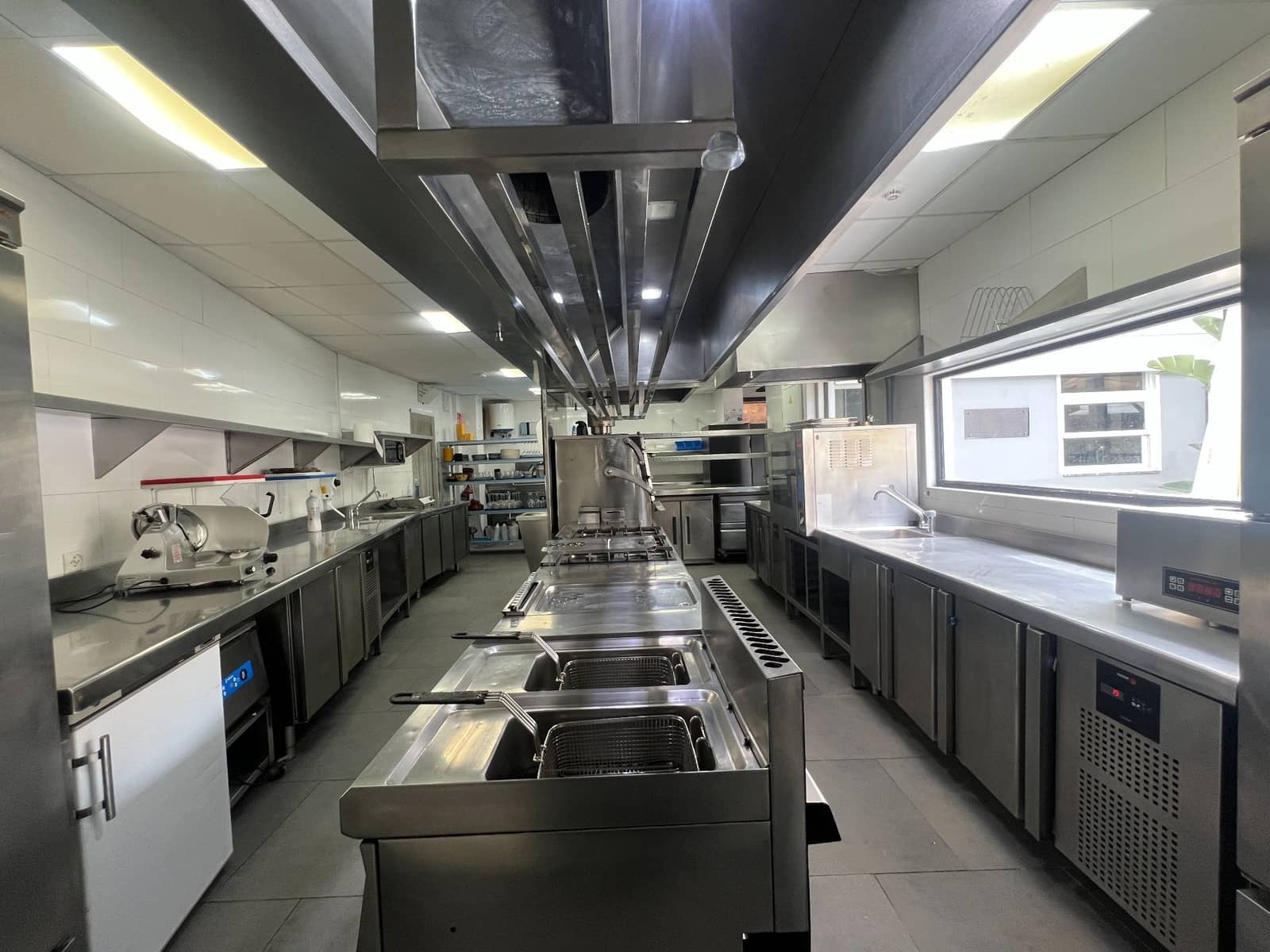 Commercial for rent in Alicante / Alacant city - € 1,095 (Ref: 9842628)