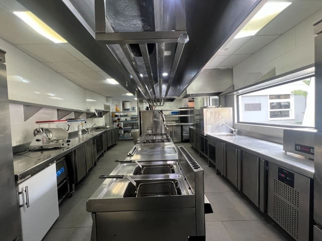 Commercial for rent in Playa de San Juan, Alicante / Alacant city - € 1,095 (Ref: 9842628)