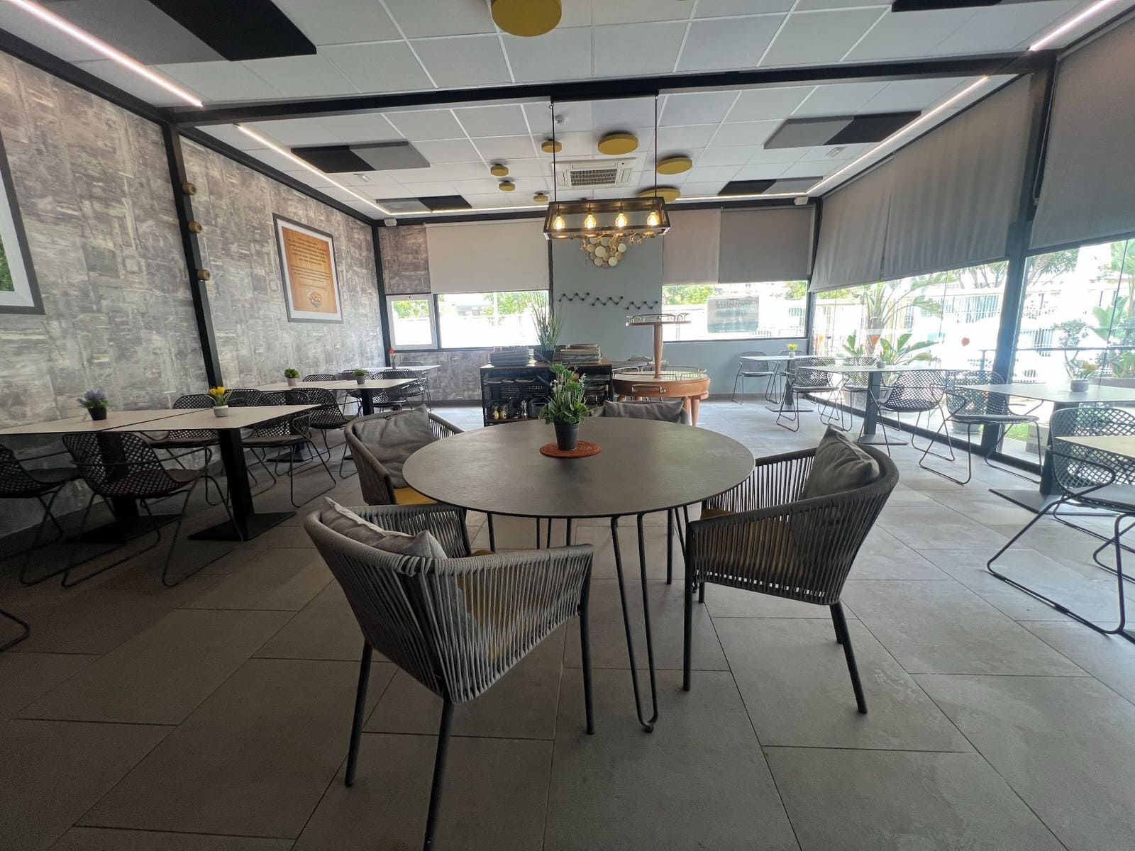 Commercial for rent in Alicante / Alacant city - € 1,095 (Ref: 9842628)