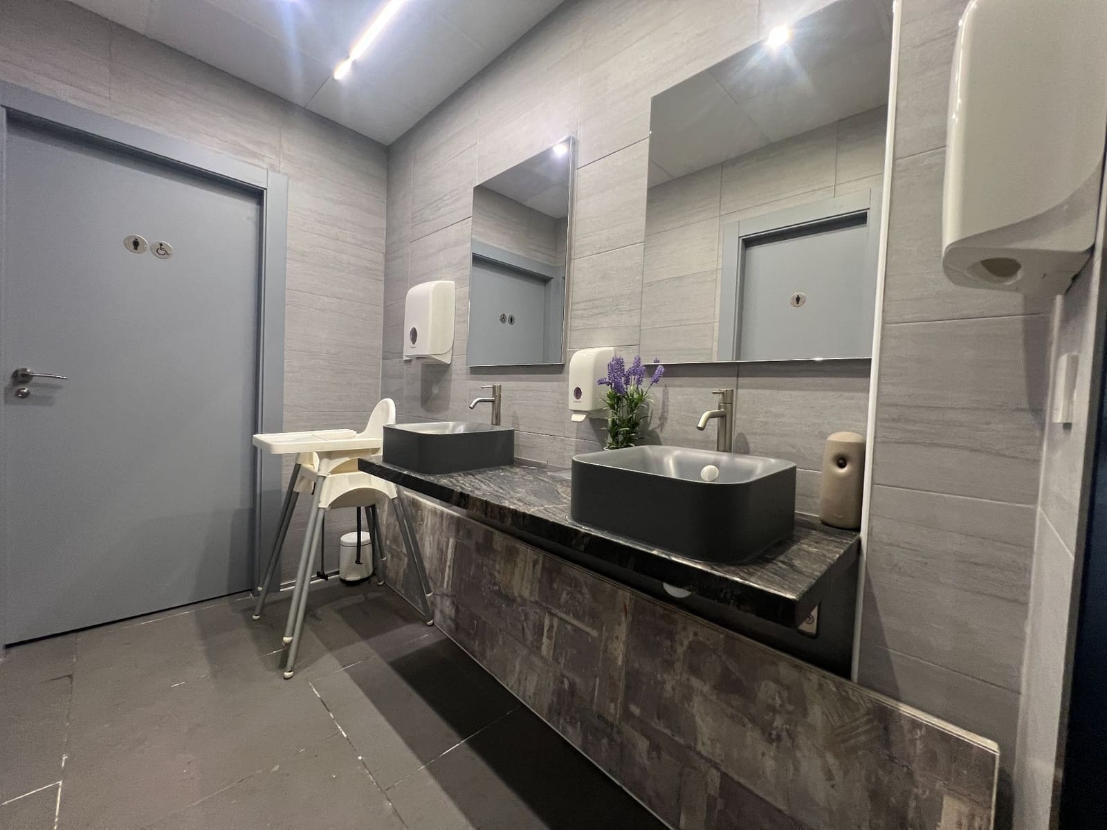Commercial for rent in Alicante / Alacant city - € 1,095 (Ref: 9842628)