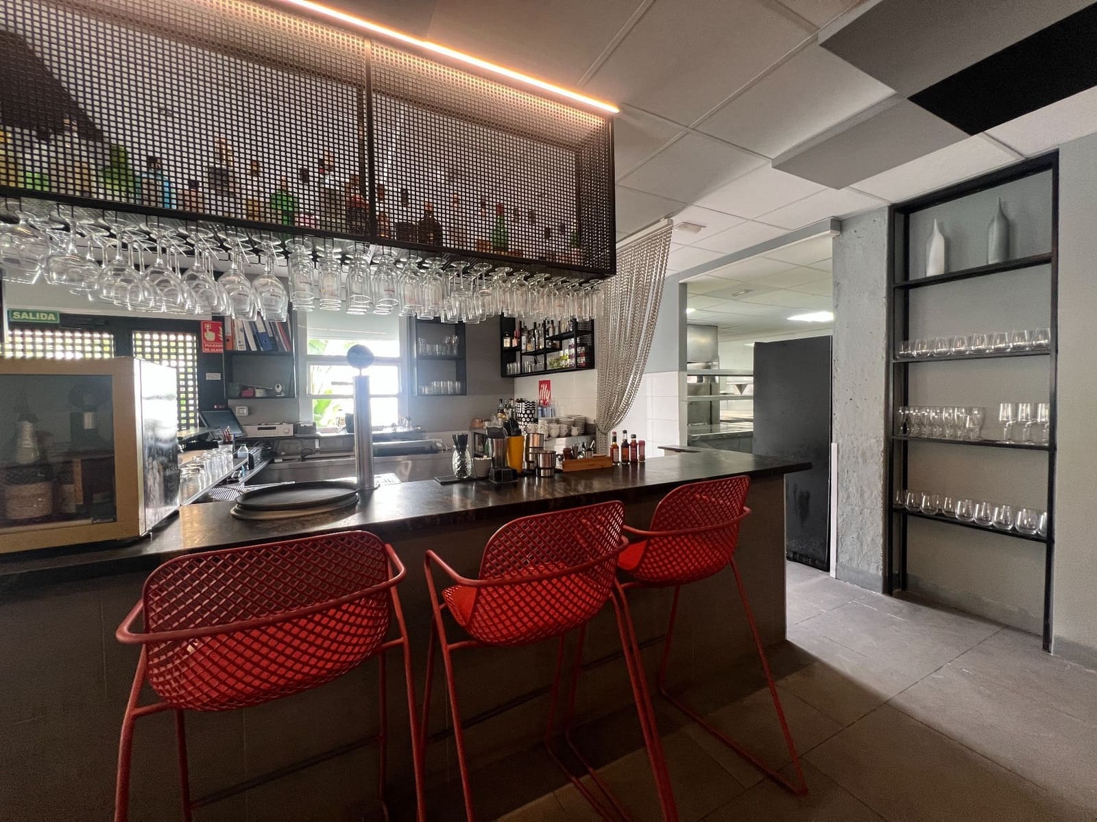 Commercial for rent in Alicante / Alacant city - € 1,095 (Ref: 9842628)