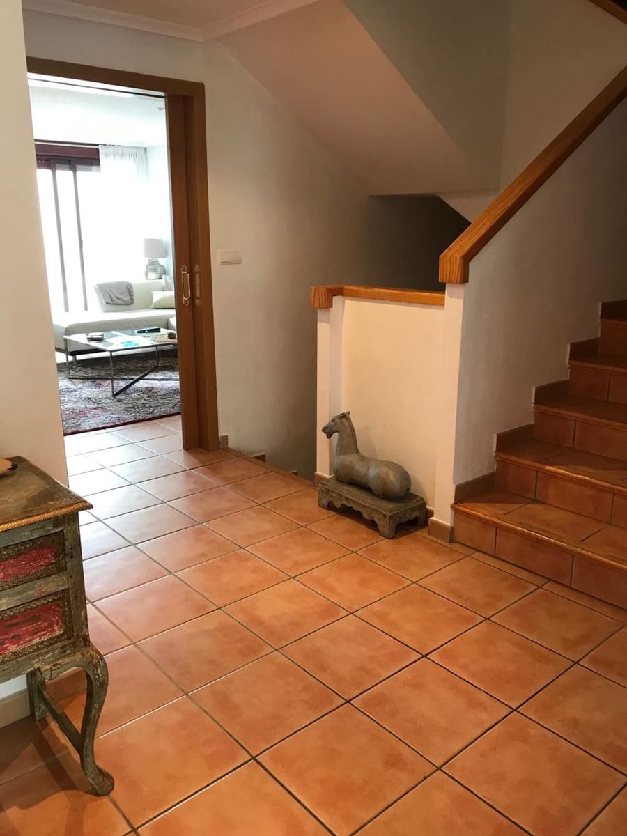 4 bedroom Semi-detached Villa for rent in Alicante / Alacant city with pool garage - € 2,300 (Ref: 9842629)