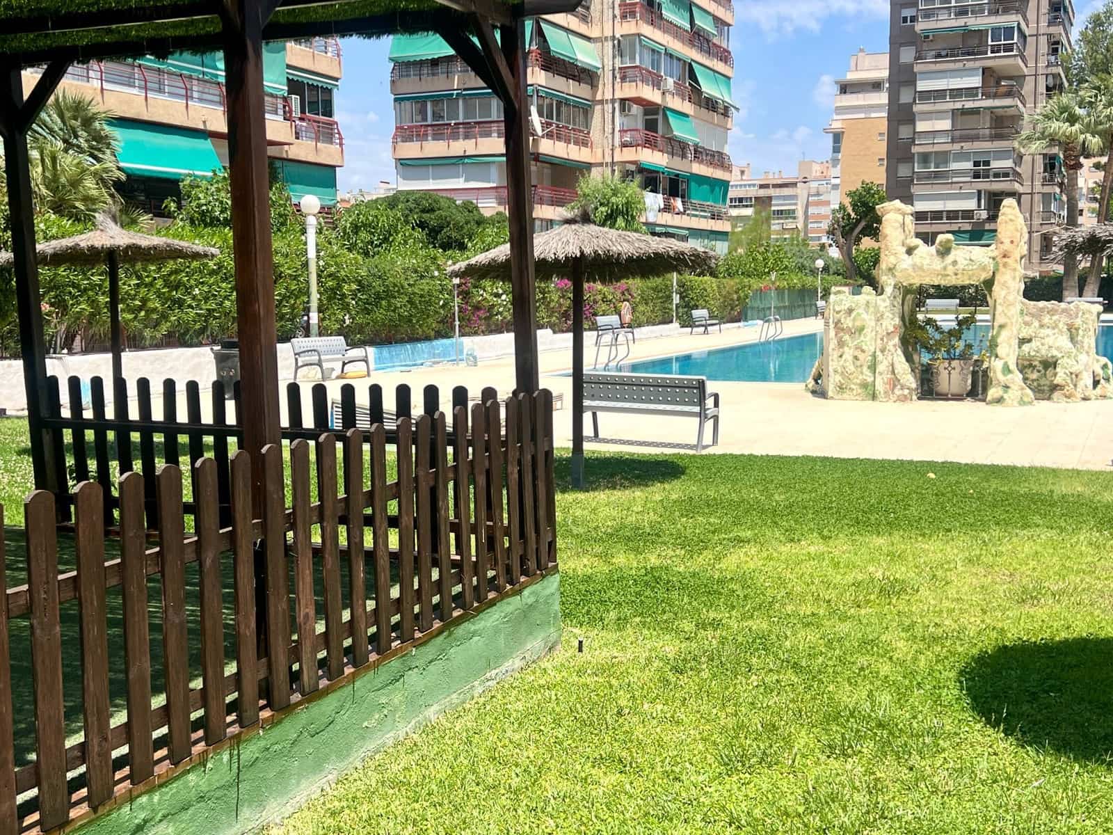 2 slaapkamer Flat te koop in Alicante stad met zwembad garage - € 275.000 (Ref: 9869897)