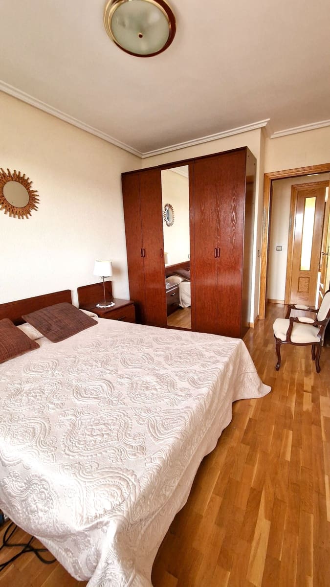 3 soveværelse Lejlighed til leje i Cabrejas del Pinar - € 1.000 (Ref: 9998120)