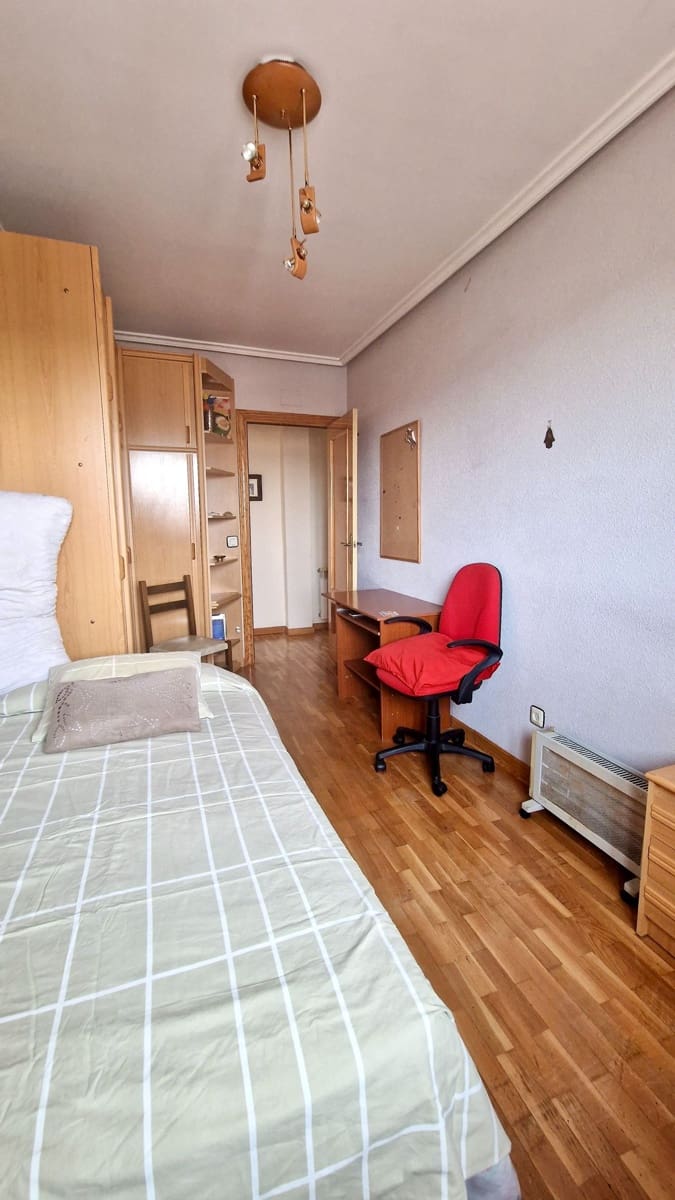 3 soveværelse Lejlighed til leje i Cabrejas del Pinar - € 1.000 (Ref: 9998120)