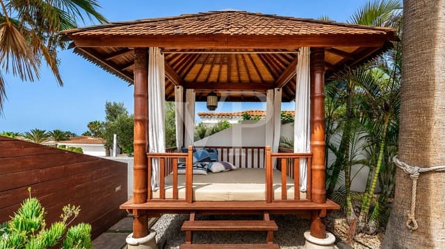3 slaapkamer Huis te koop in Costa del Silencio, Arona met zwembad - € 670.000 (Ref: 10010350)