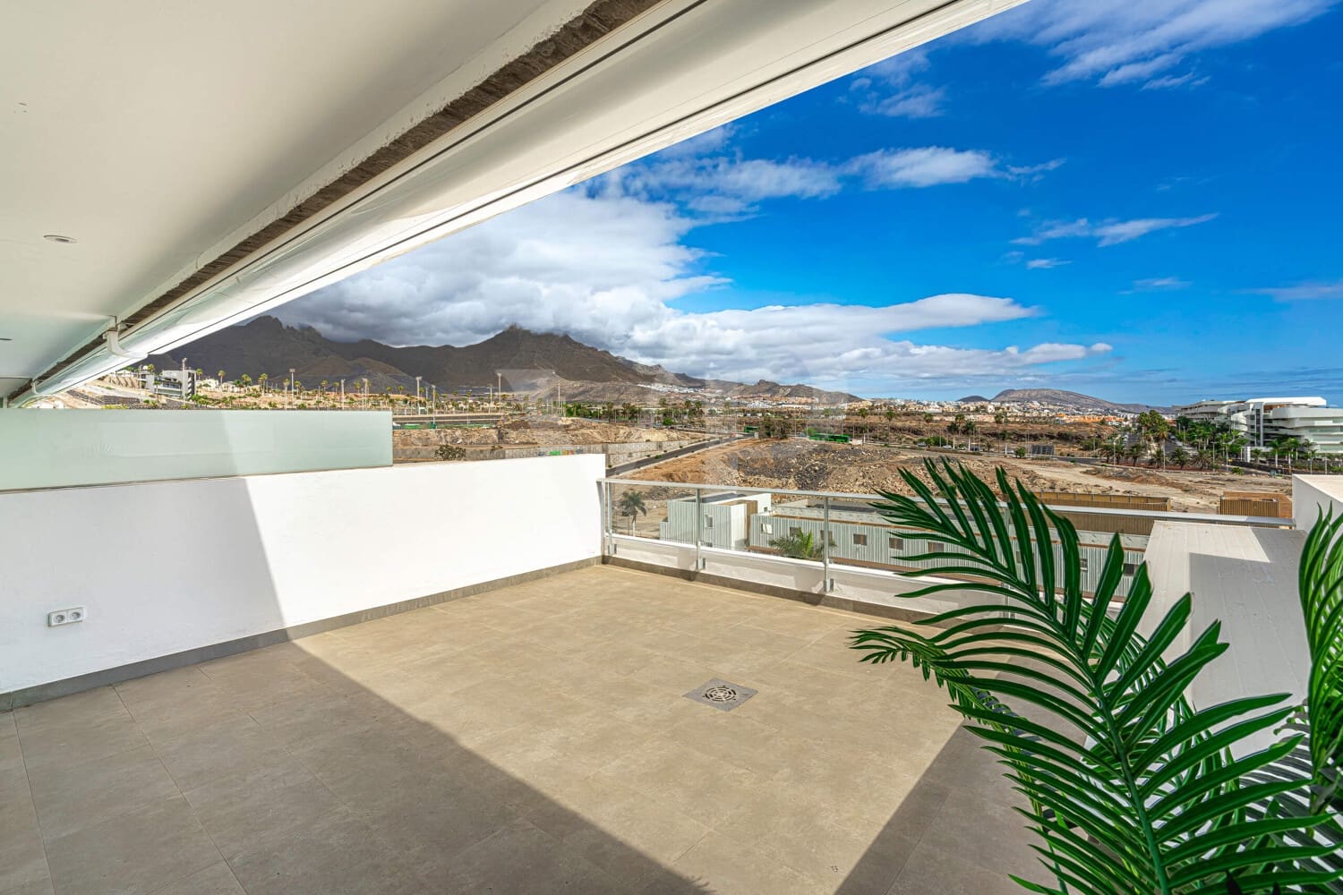 2 slaapkamer Penthouse te koop in La Caleta Adeje met zwembad - € 1.590.000 (Ref: 10048796)