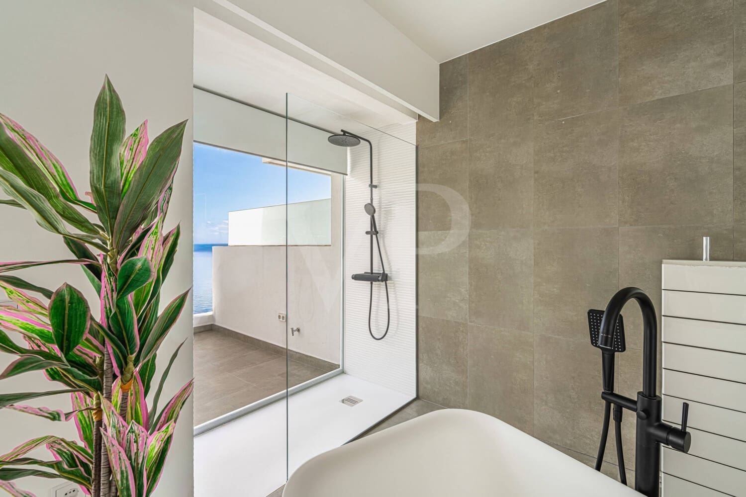 2 slaapkamer Penthouse te koop in La Caleta Adeje met zwembad - € 1.590.000 (Ref: 10048796)