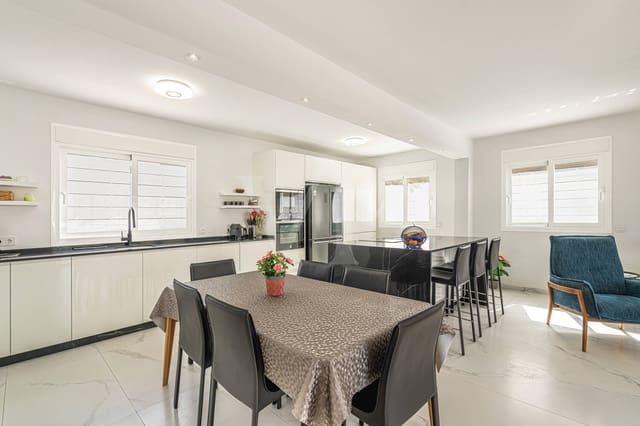 3 sovrum Hus till salu i Los Cristianos, Arona med pool - 1 295 000 € (Ref: 10088877)