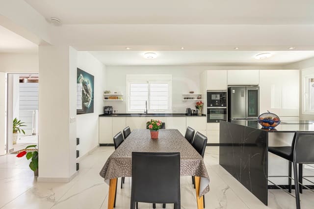 3 sovrum Hus till salu i Los Cristianos, Arona med pool - 1 295 000 € (Ref: 10088877)