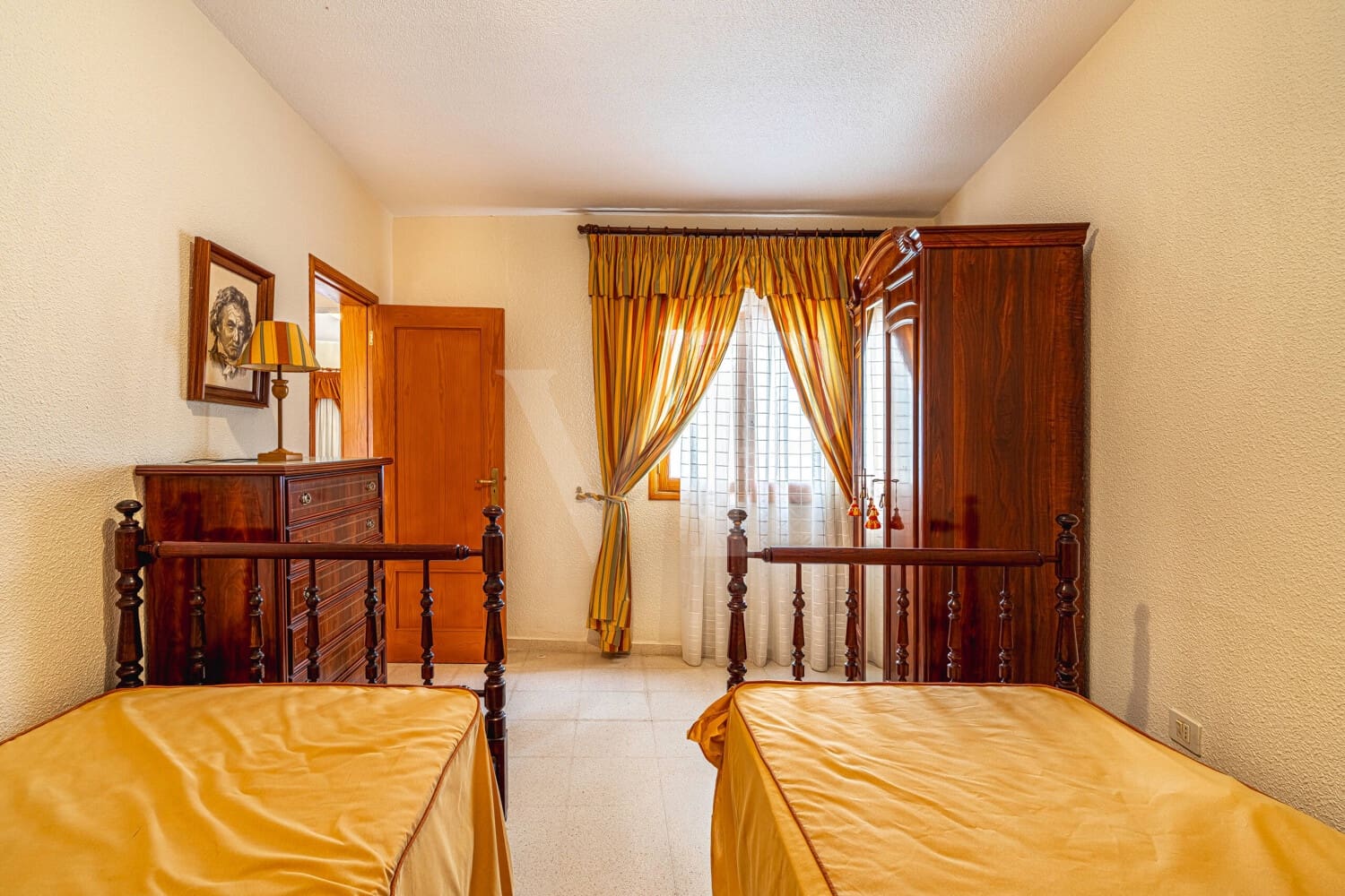 6 bedroom Townhouse for sale in Guia de Isora with garage - € 450,000 (Ref: 10118810)