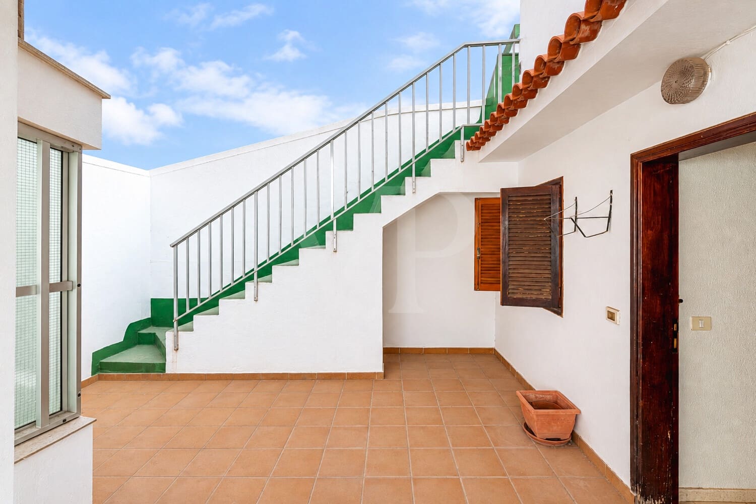 6 bedroom Townhouse for sale in Guia de Isora with garage - € 450,000 (Ref: 10118810)