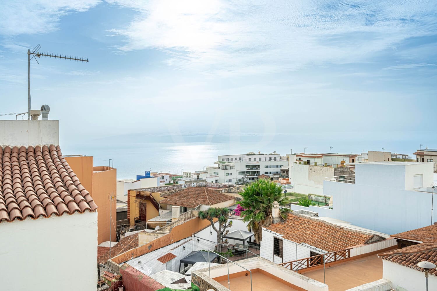 6 bedroom Townhouse for sale in Guia de Isora with garage - € 450,000 (Ref: 10118810)