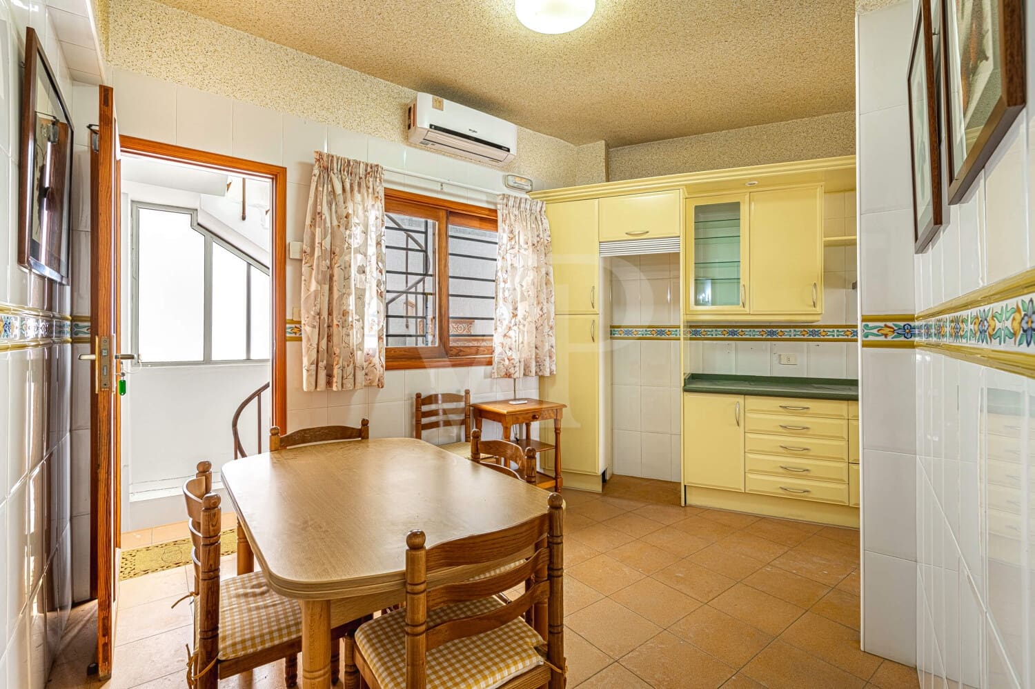 6 bedroom Townhouse for sale in Guia de Isora with garage - € 450,000 (Ref: 10118810)