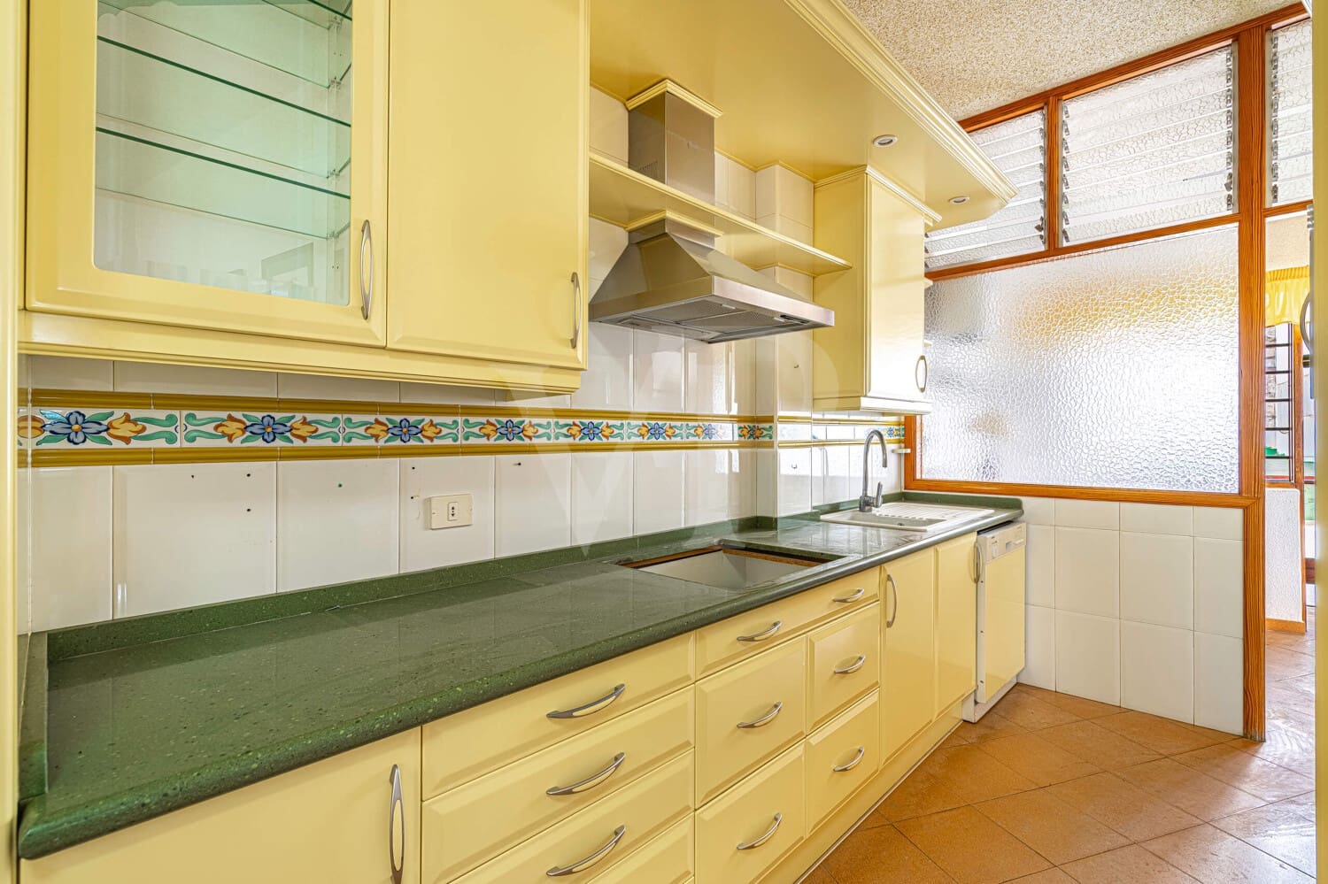 6 bedroom Townhouse for sale in Guia de Isora with garage - € 450,000 (Ref: 10118810)