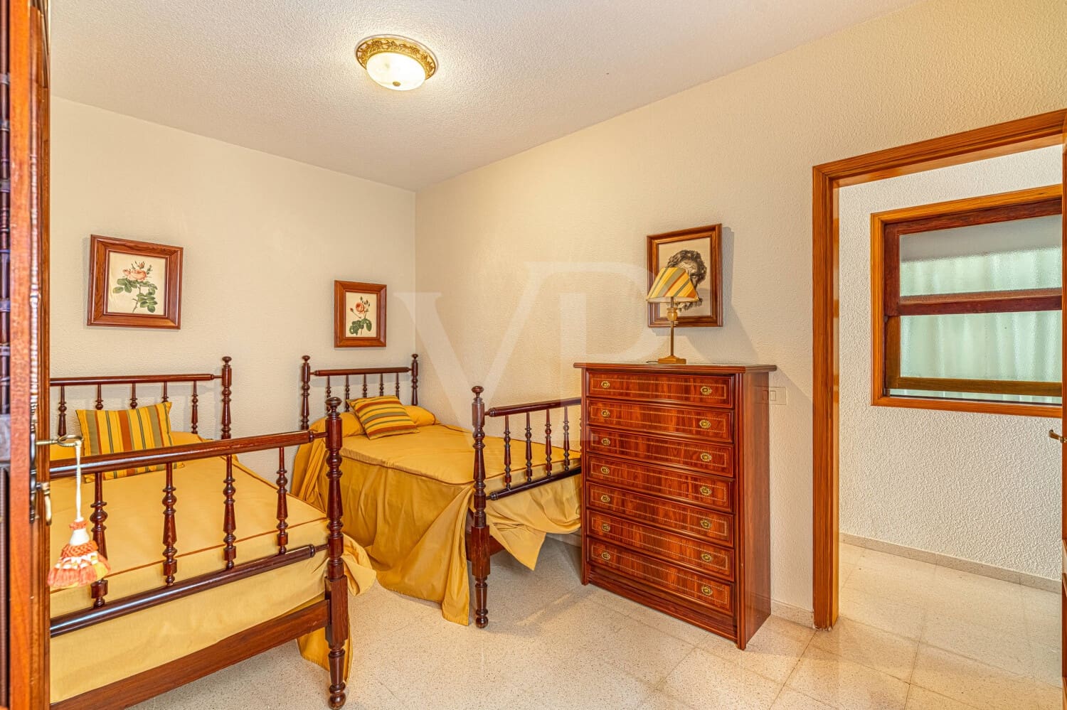 6 bedroom Townhouse for sale in Guia de Isora with garage - € 450,000 (Ref: 10118810)