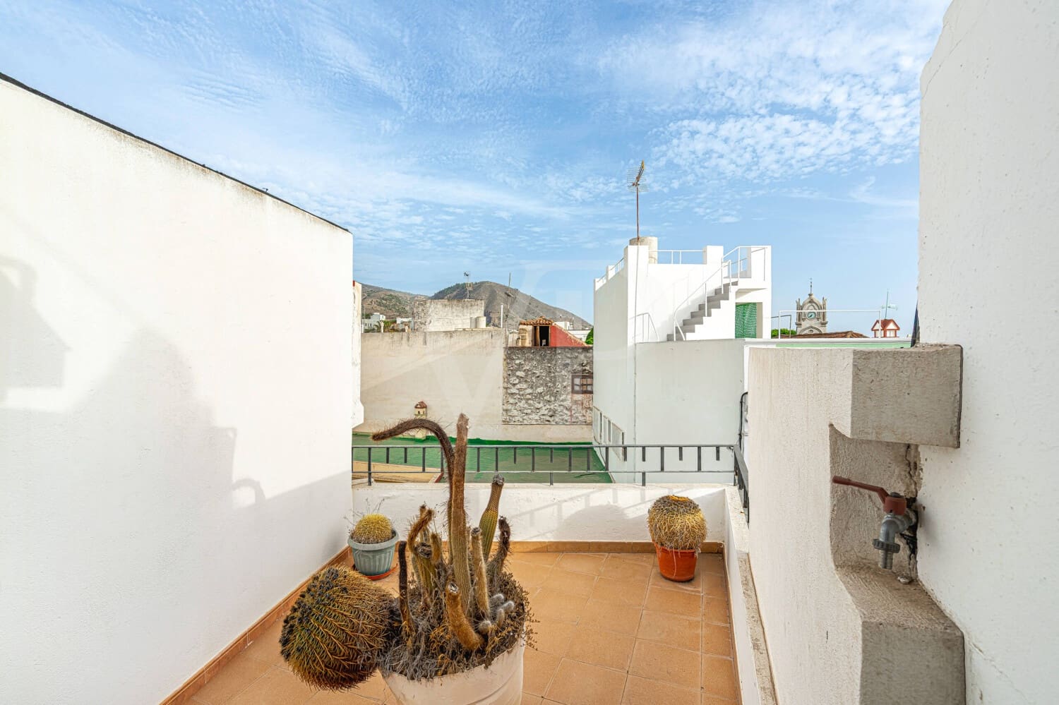 6 bedroom Townhouse for sale in Guia de Isora with garage - € 450,000 (Ref: 10118810)
