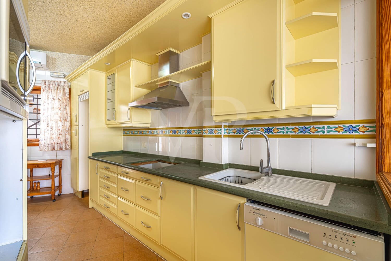 6 bedroom Townhouse for sale in Guia de Isora with garage - € 450,000 (Ref: 10118810)