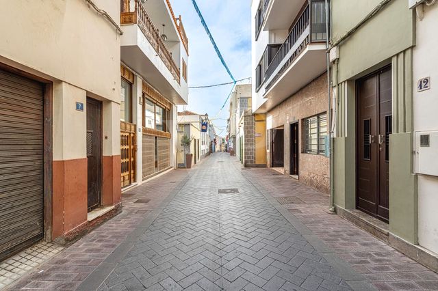 6 bedroom Townhouse for sale in Guía de Isora with garage - € 450,000 (Ref: 10118810)