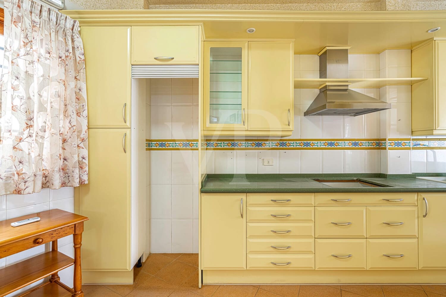 6 bedroom Townhouse for sale in Guia de Isora with garage - € 450,000 (Ref: 10118810)